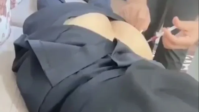 سكس الدكتور المتحرش بيديها الحقنه ويلعب في طيزها