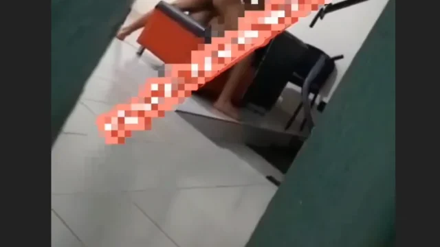 خليجي يصور امه وهي تتناك من السواق